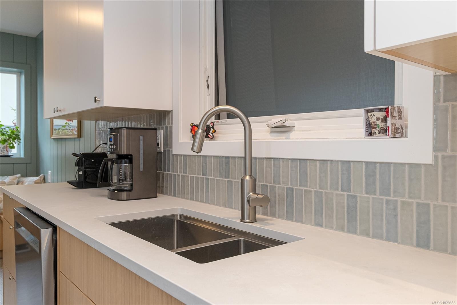 101-1540 Dallas Rd, Victoria, BC - Indoor Photo Showing Kitchen With Double Sink
