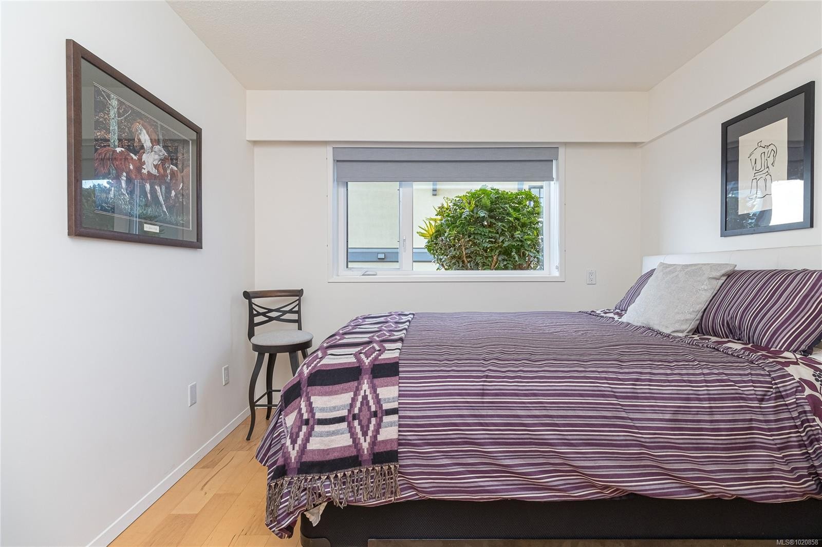 101-1540 Dallas Rd, Victoria, BC - Indoor Photo Showing Bedroom