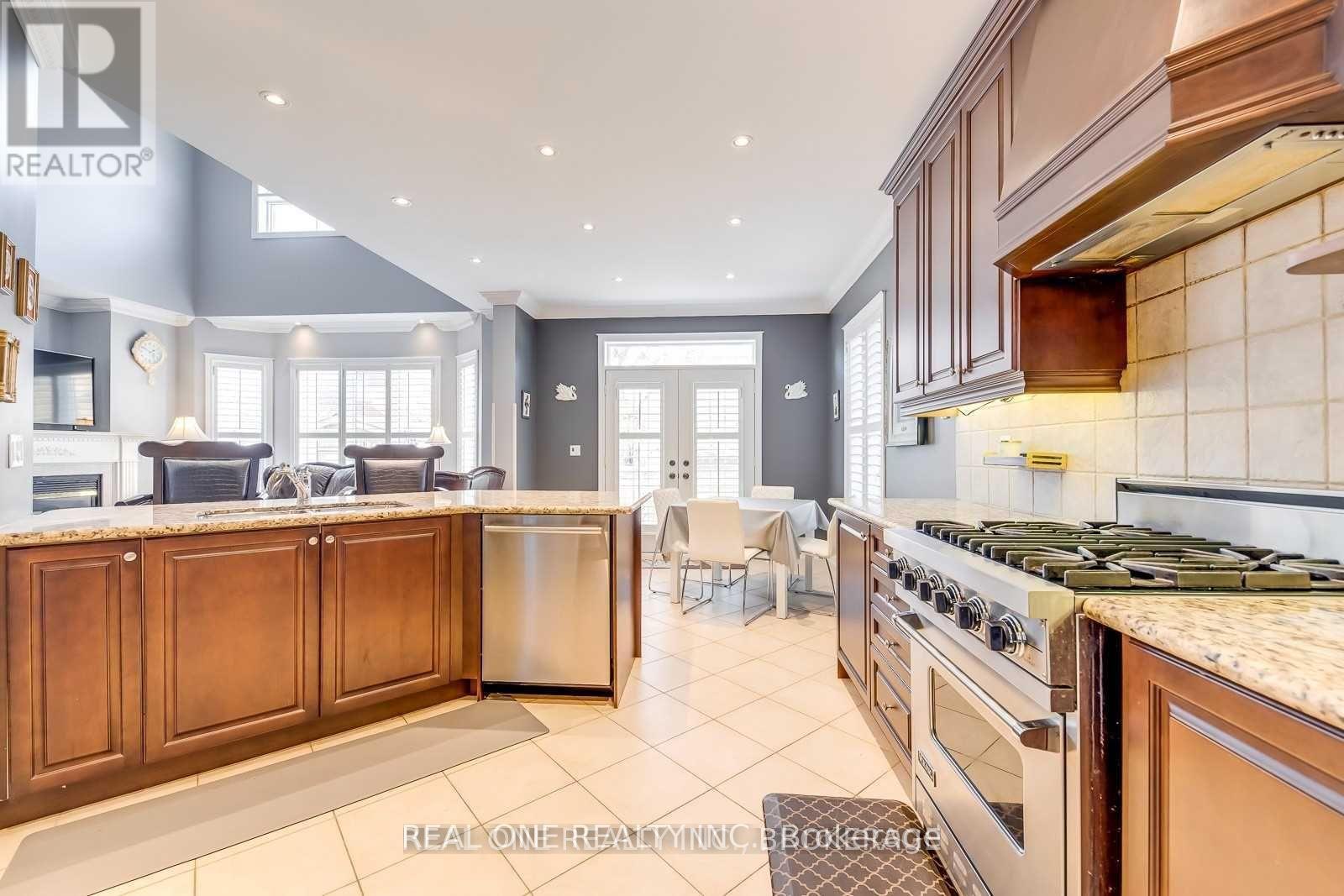 96 Spring Azure Crescent, Oakville, ON - Indoor Photo Showing Kitchen With Upgraded Kitchen