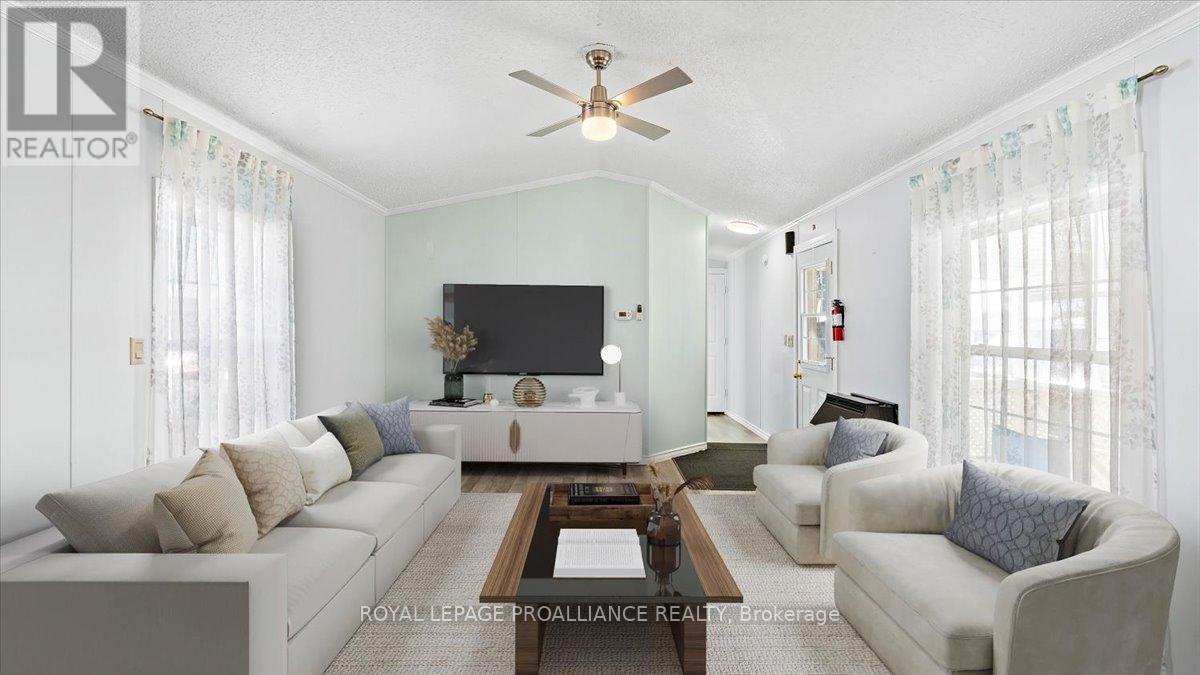 18 - 311 Dundas Street E, Quinte West (Trenton Ward), ON - Indoor Photo Showing Living Room