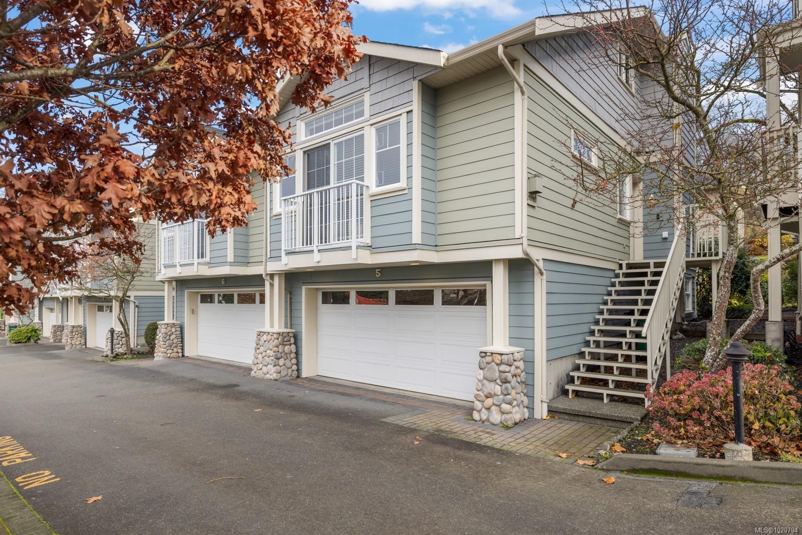 5-4079 Douglas St, Saanich, BC