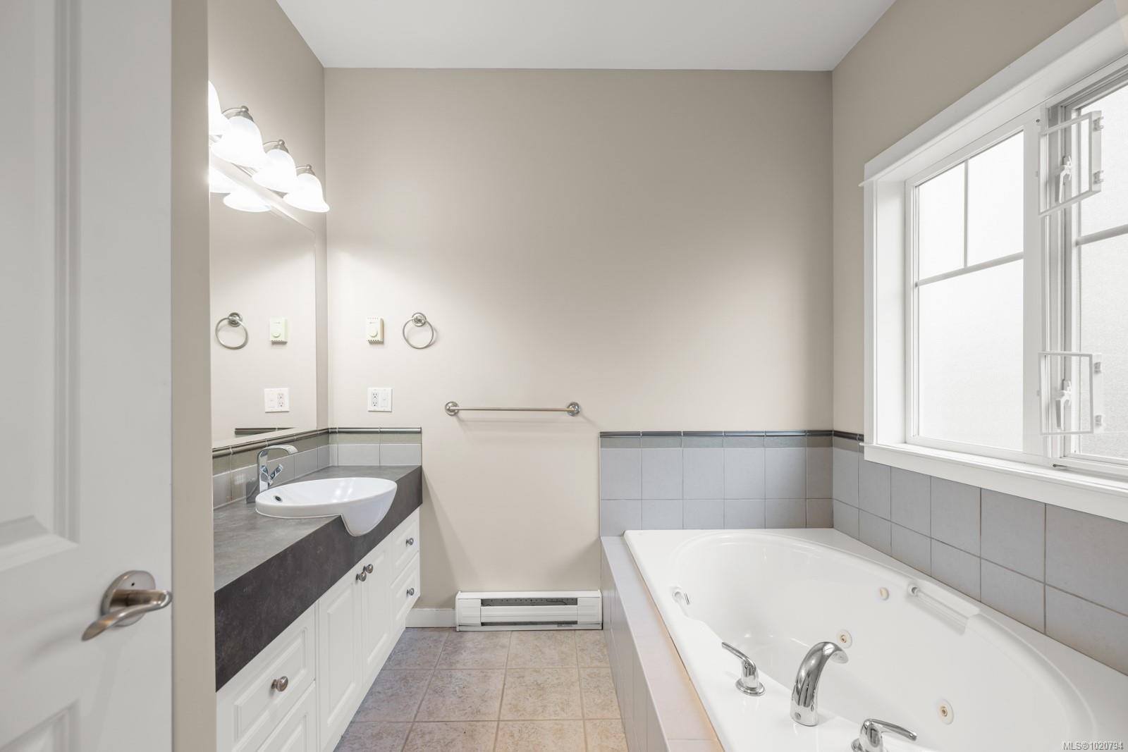 5-4079 Douglas St, Saanich, BC