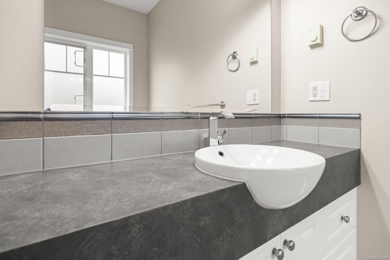 5-4079 Douglas St, Saanich, BC