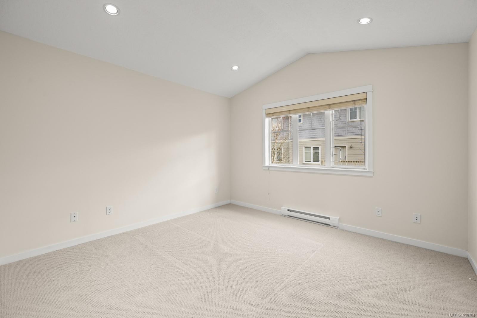 5-4079 Douglas St, Saanich, BC