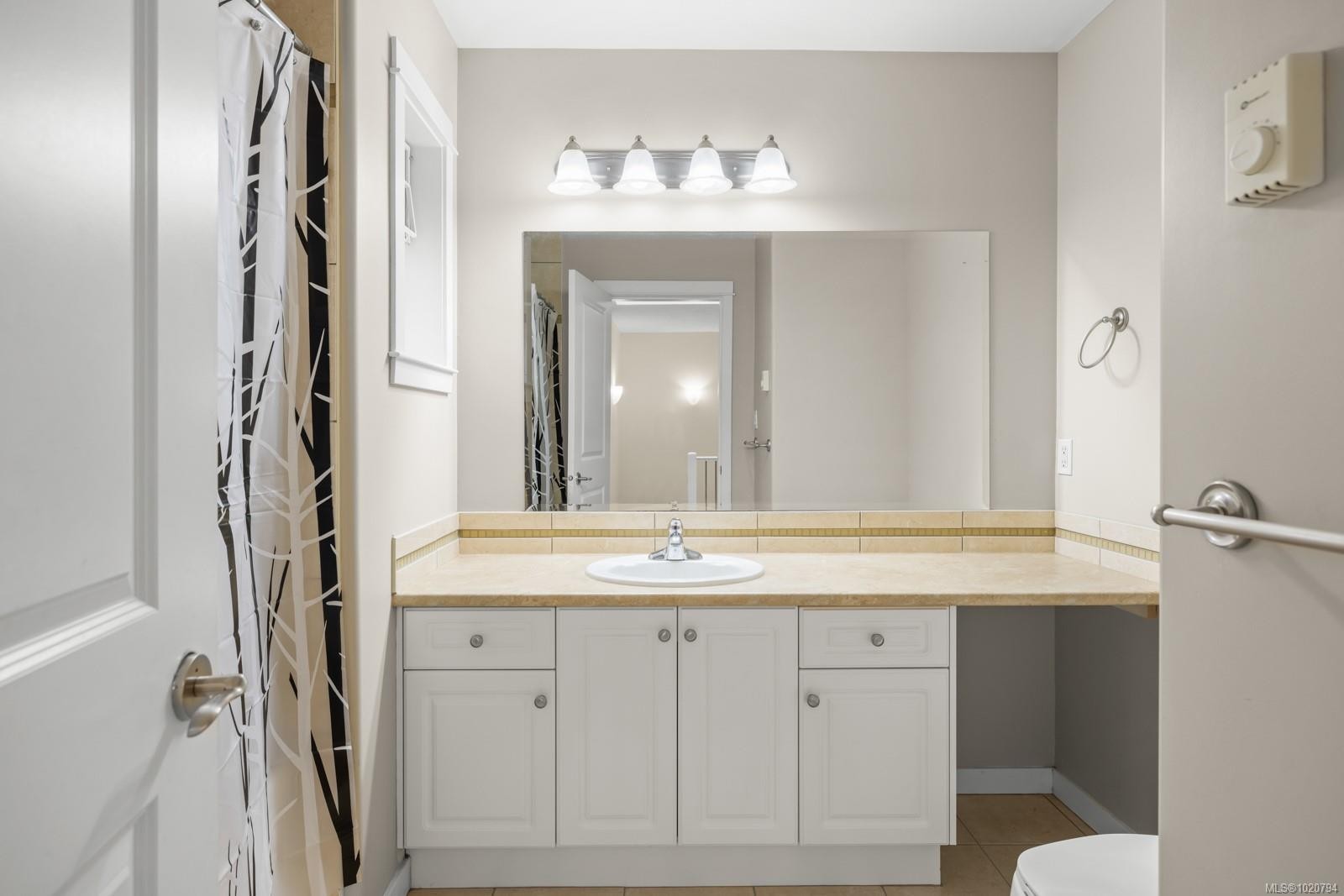 5-4079 Douglas St, Saanich, BC