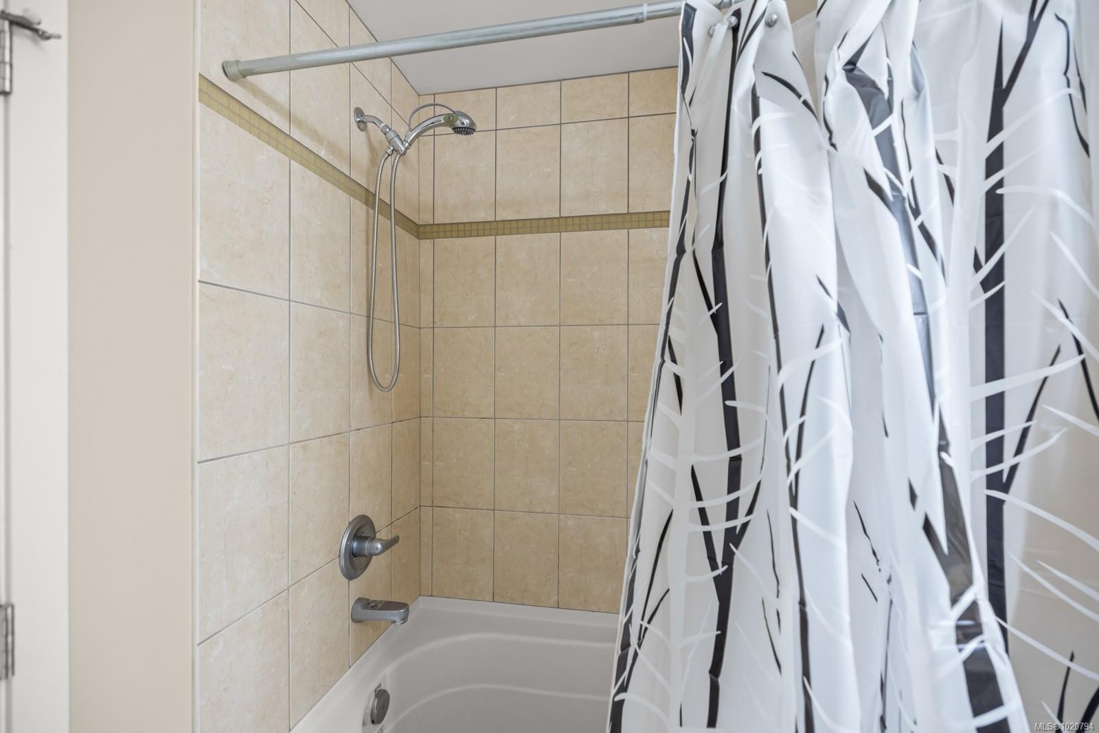 5-4079 Douglas St, Saanich, BC