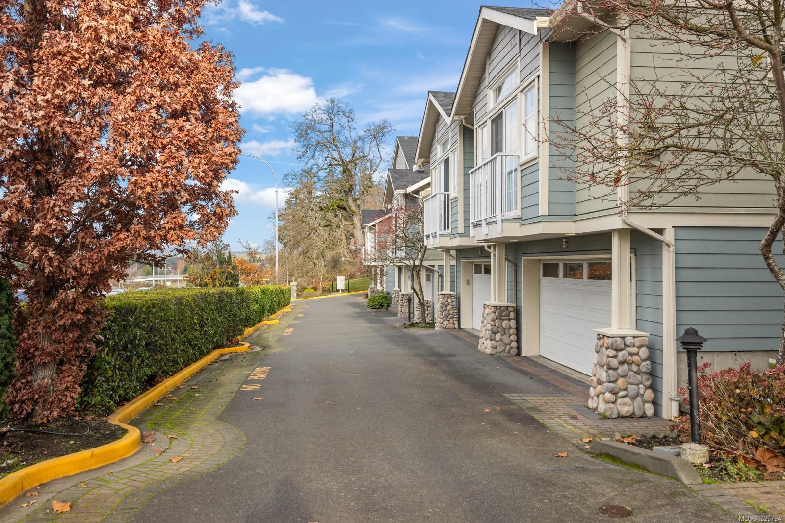 5-4079 Douglas St, Saanich, BC