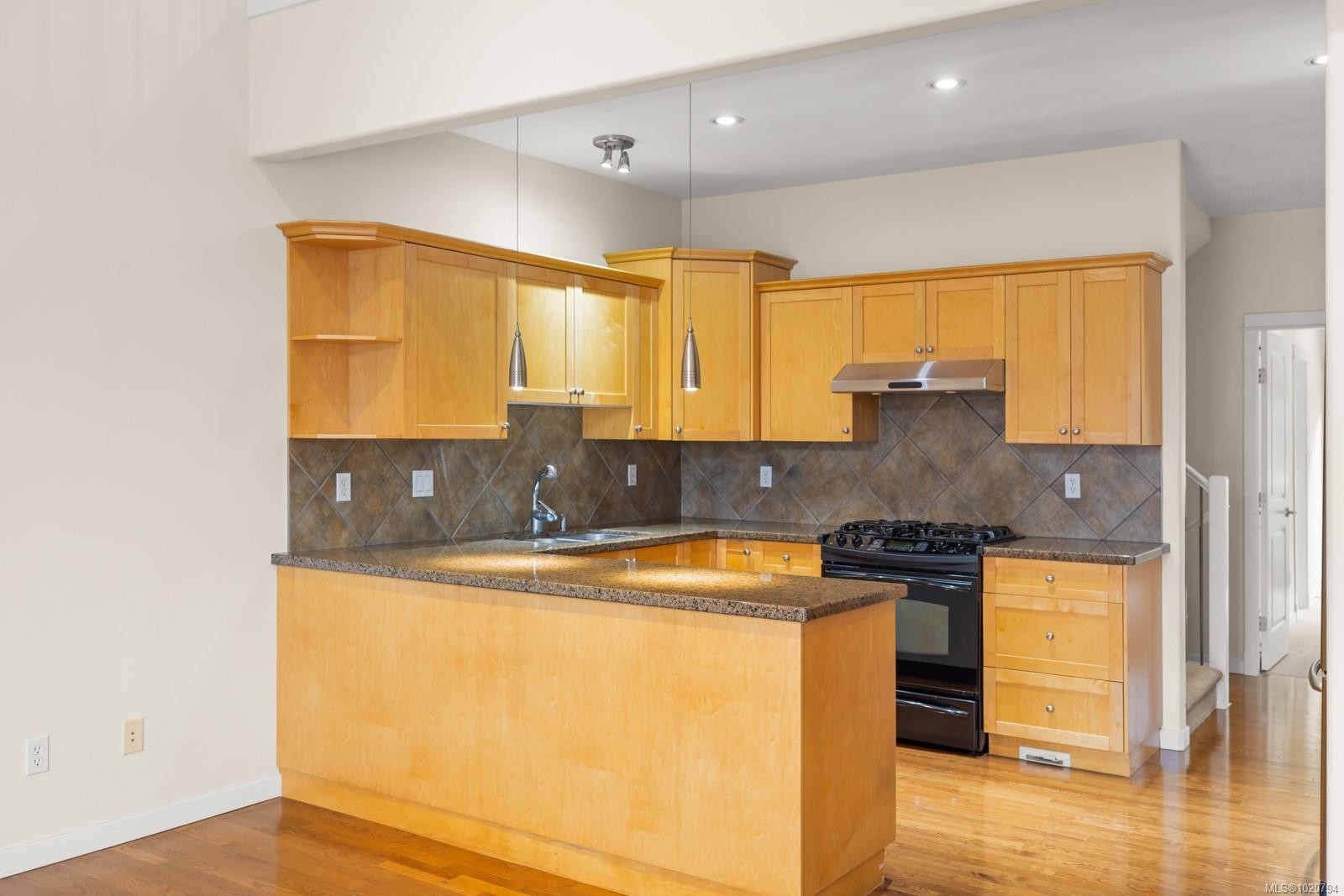 5-4079 Douglas St, Saanich, BC