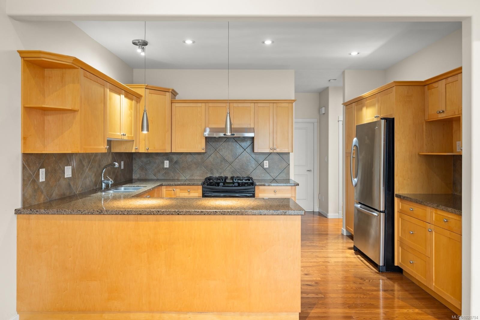 5-4079 Douglas St, Saanich, BC