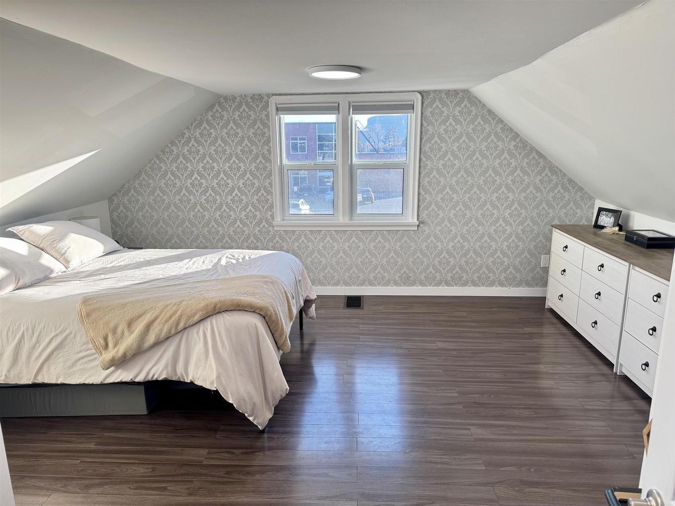 123 Begin Street W, Thunder Bay, ON - Indoor Photo Showing Bedroom