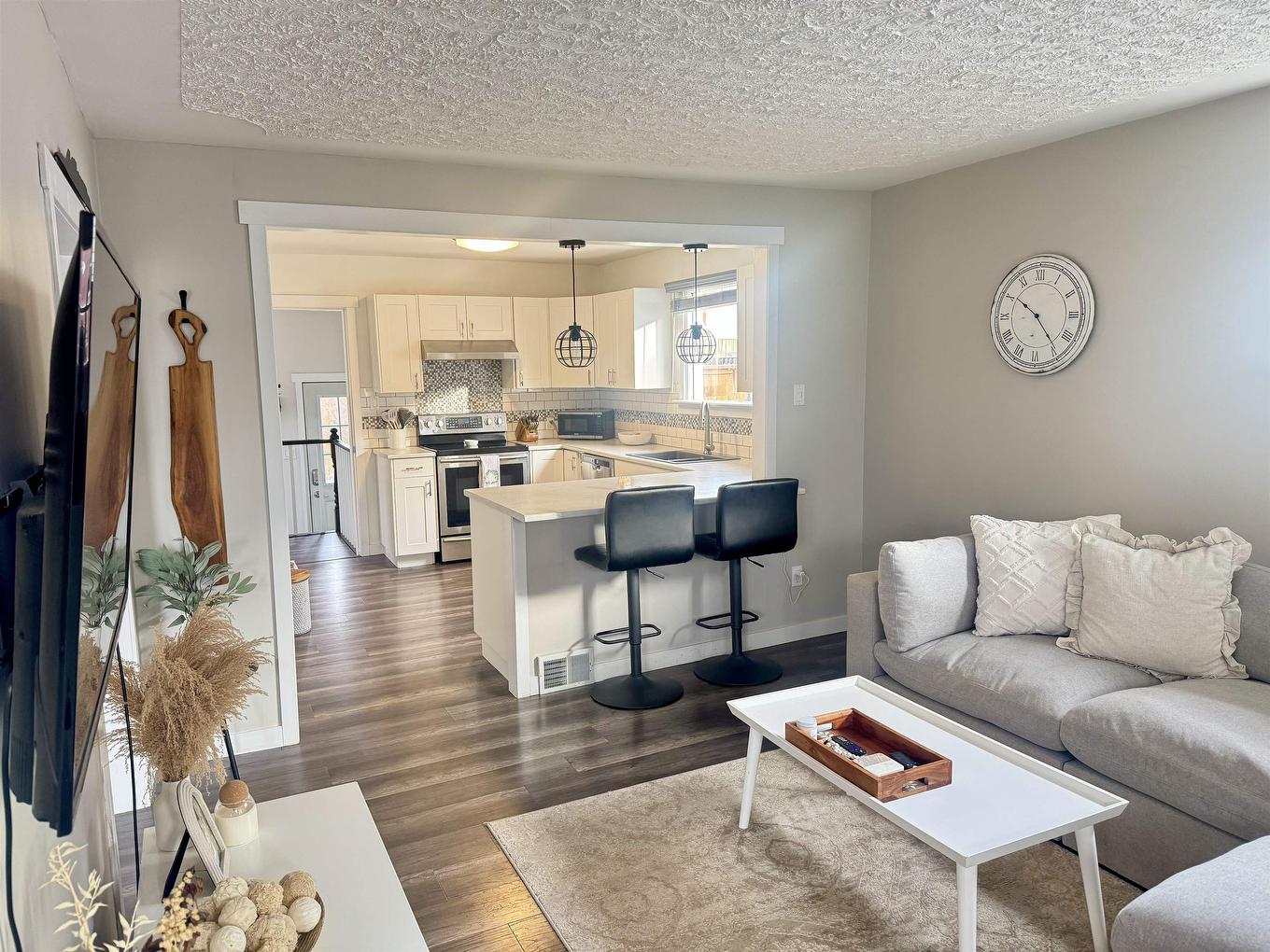 123 Begin Street W, Thunder Bay, ON - Indoor Photo Showing Living Room