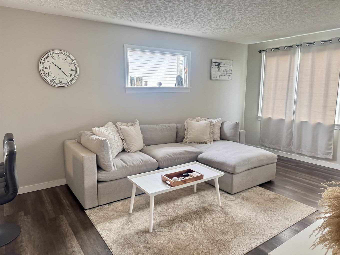 123 Begin Street W, Thunder Bay, ON - Indoor Photo Showing Living Room