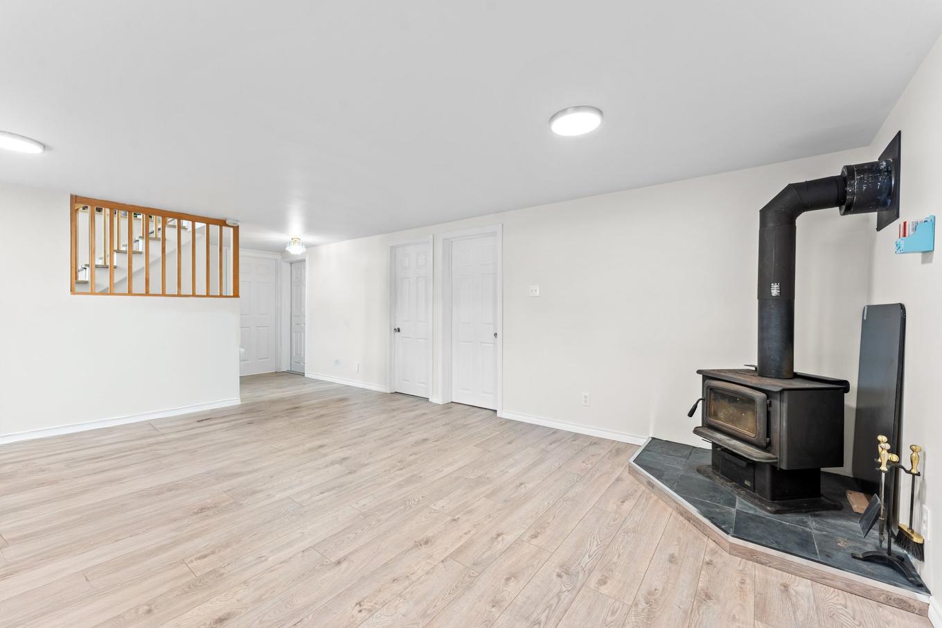 Salle familiale - 291 Rue Marceline, Terrebonne (Terrebonne), QC - Indoor With Fireplace