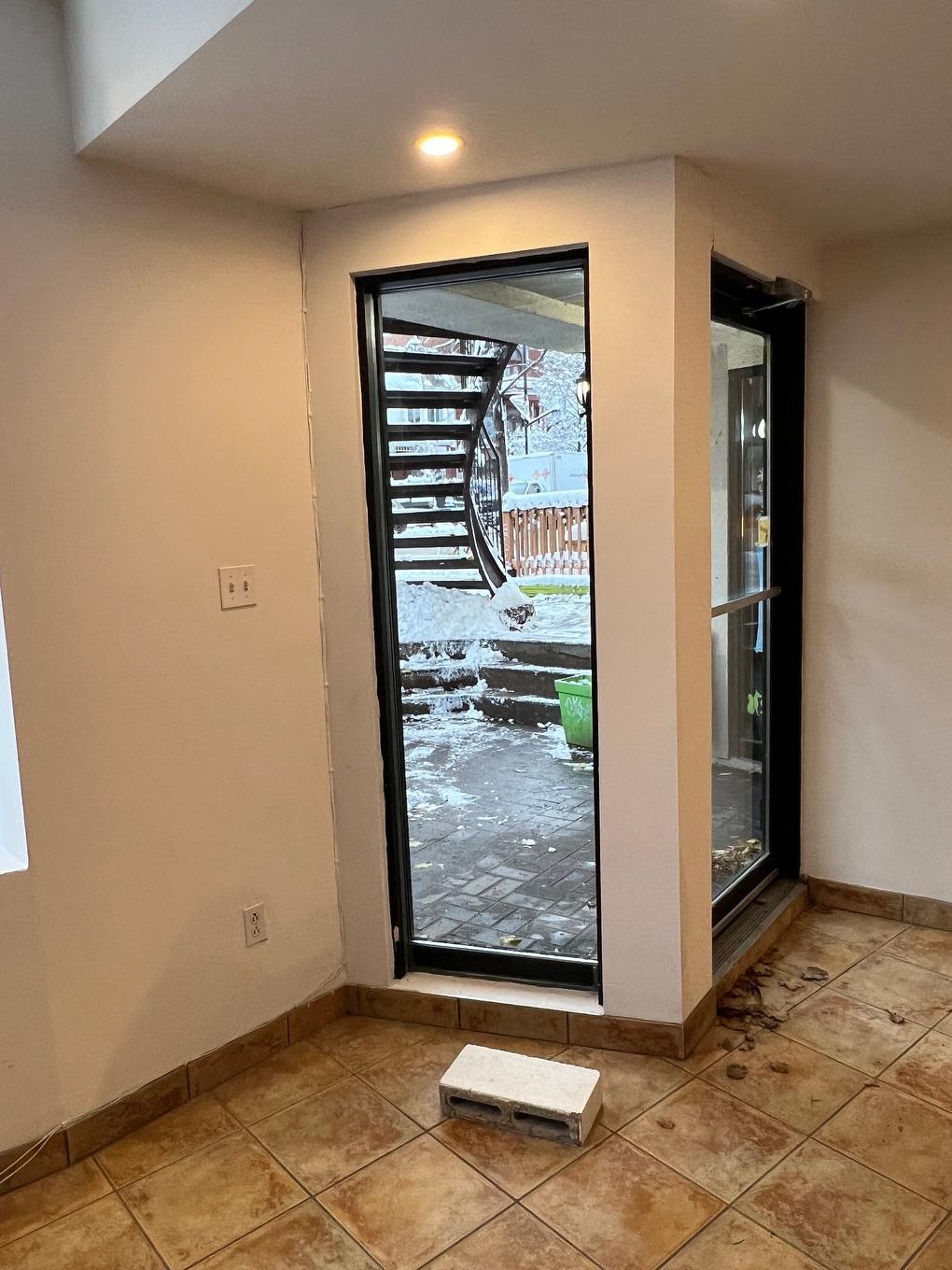 Exterior entrance - 5225 Av. Du Parc, Montréal (Le Plateau-Mont-Royal), QC