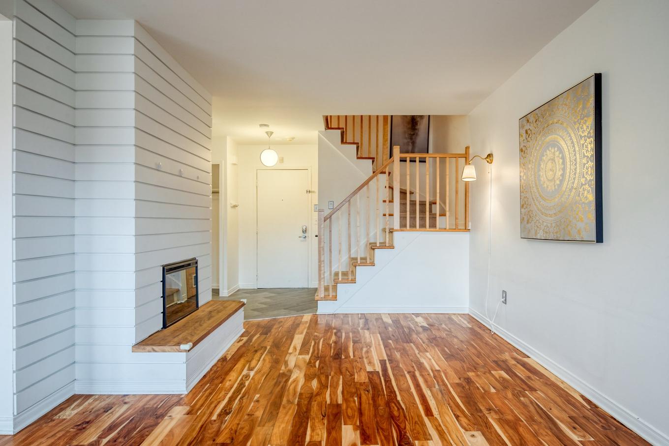 Hall d'entrée/Vestibule - 64-1825 Rue Dunant, Saint-Bruno-De-Montarville, QC - Indoor Photo Showing Other Room With Fireplace