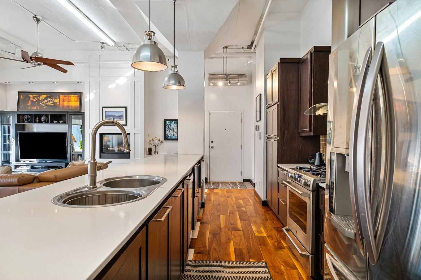 Cuisine - 206-2245 Rue Viau, Montréal (Mercier/Hochelaga-Maisonneuve), QC - Indoor Photo Showing Kitchen With Double Sink With Upgraded Kitchen