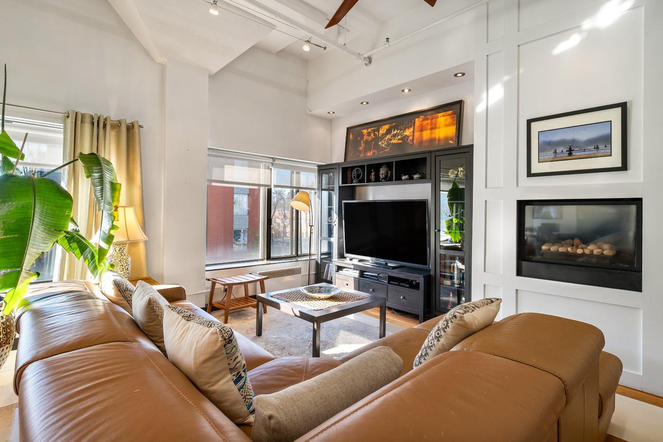 Salon - 206-2245 Rue Viau, Montréal (Mercier/Hochelaga-Maisonneuve), QC - Indoor Photo Showing Living Room With Fireplace