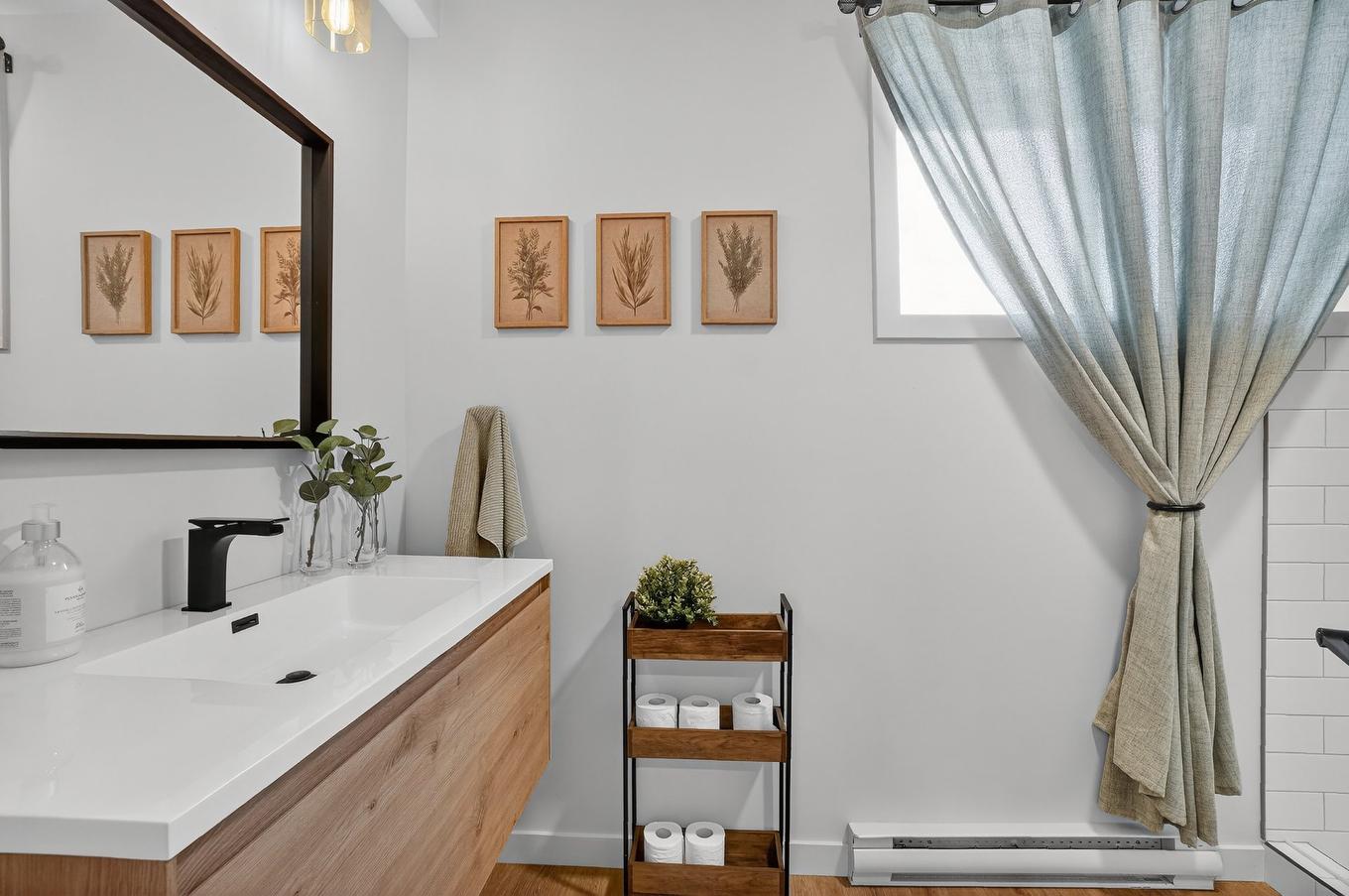 Bathroom - 46 Rue St-Émilion, Brownsburg-Chatham, QC - Indoor Photo Showing Bathroom