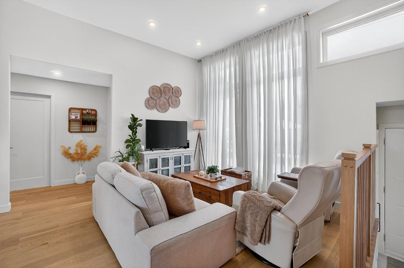 Living room - 46 Rue St-Émilion, Brownsburg-Chatham, QC - Indoor