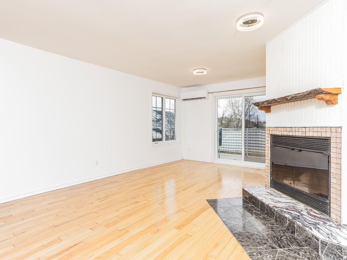 Salon - 203-807 Rue Pie-Xii, Vaudreuil-Dorion, QC - Indoor Photo Showing Living Room With Fireplace