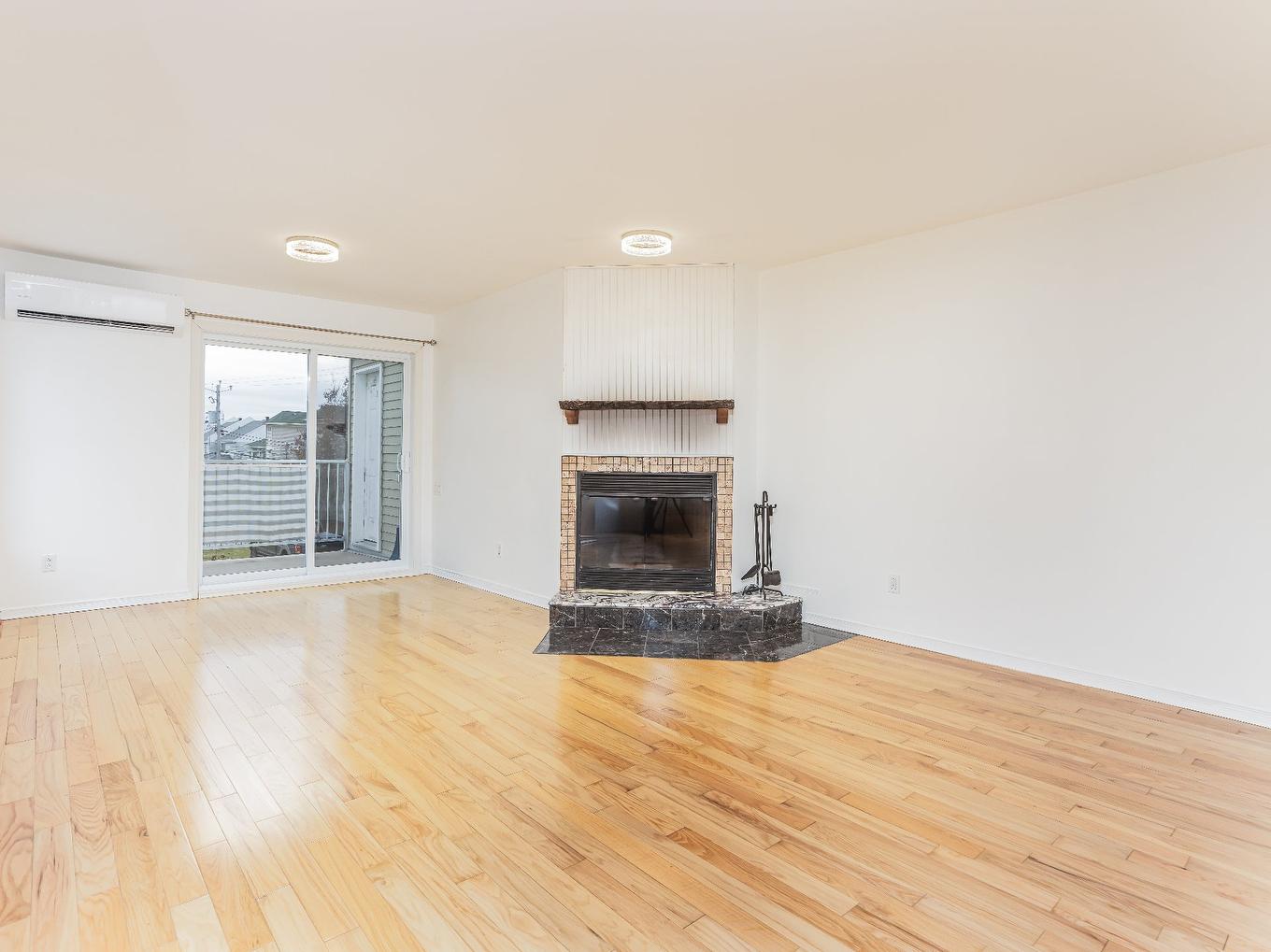 Salon - 203-807 Rue Pie-Xii, Vaudreuil-Dorion, QC - Indoor Photo Showing Living Room With Fireplace