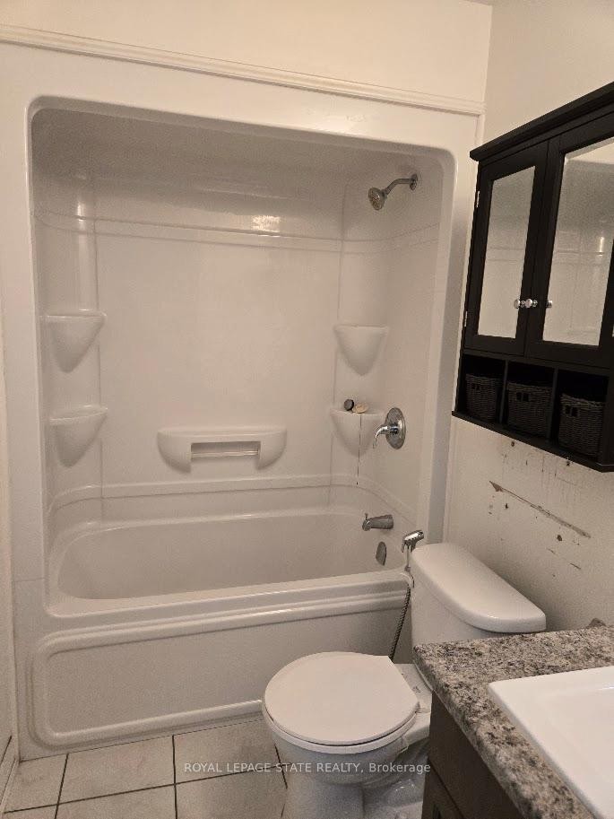 404-650 Sauve Street, Milton, ON - Indoor Photo Showing Bathroom