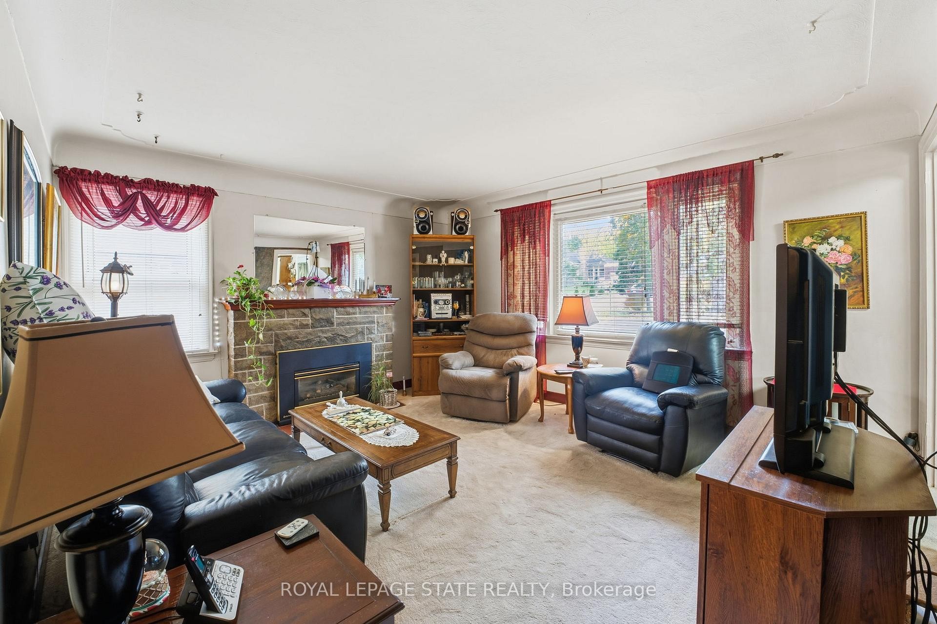 298 Sanatorium Road, Hamilton, ON - Indoor Photo Showing Living Room With Fireplace