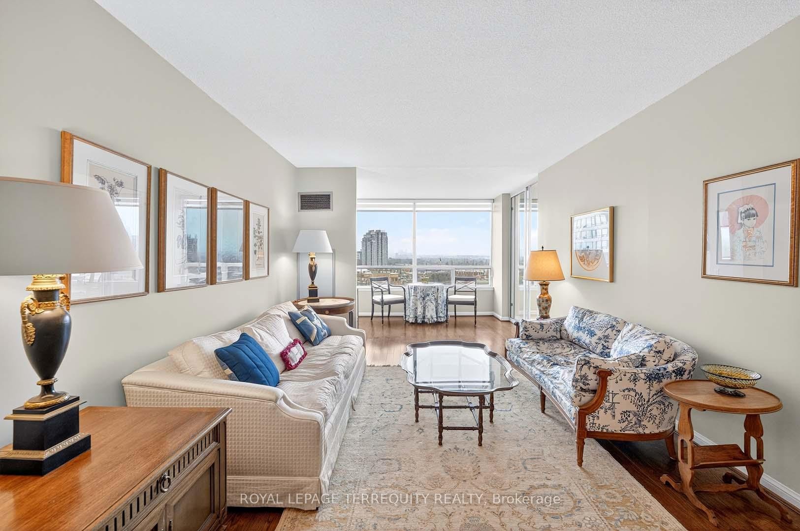 1402-110 Promenade Circle, Vaughan, ON - Indoor Photo Showing Living Room