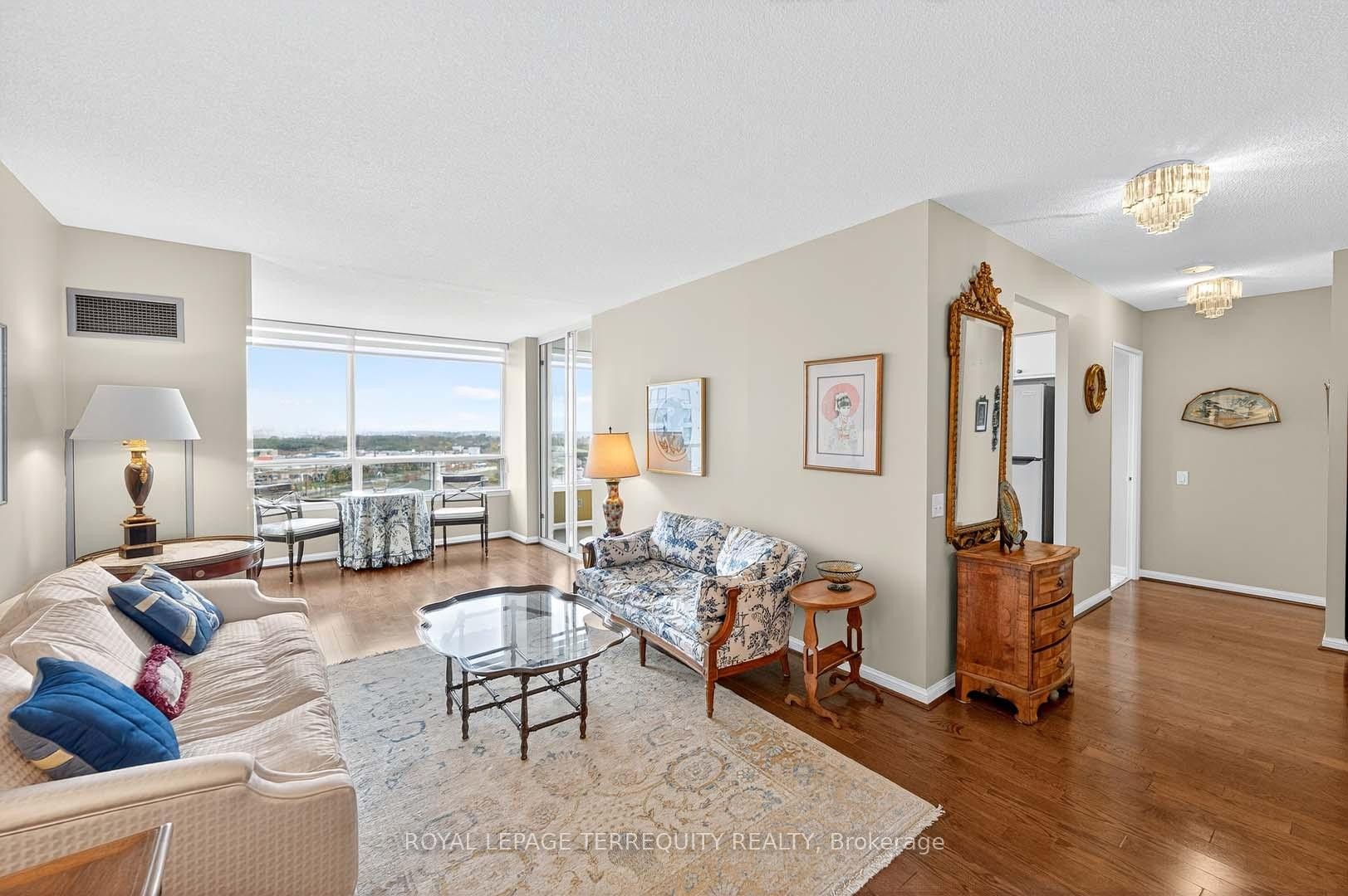1402-110 Promenade Circle, Vaughan, ON - Indoor Photo Showing Living Room