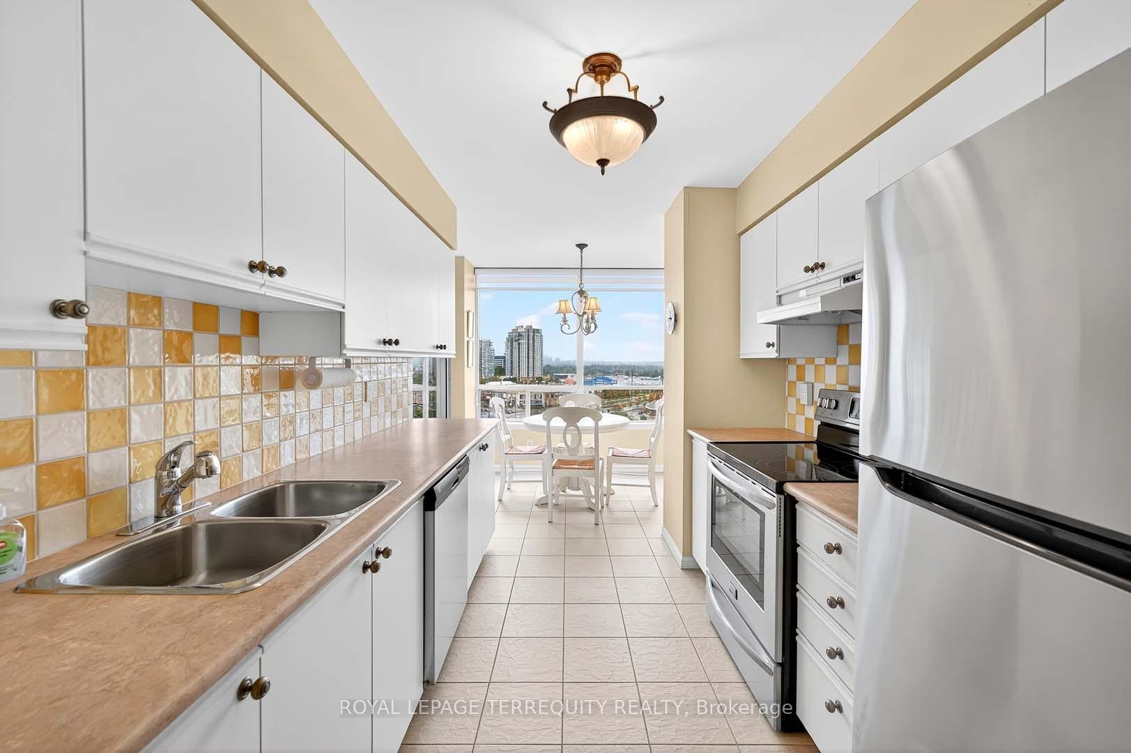 1402-110 Promenade Circle, Vaughan, ON - Indoor Photo Showing Kitchen With Double Sink With Upgraded Kitchen