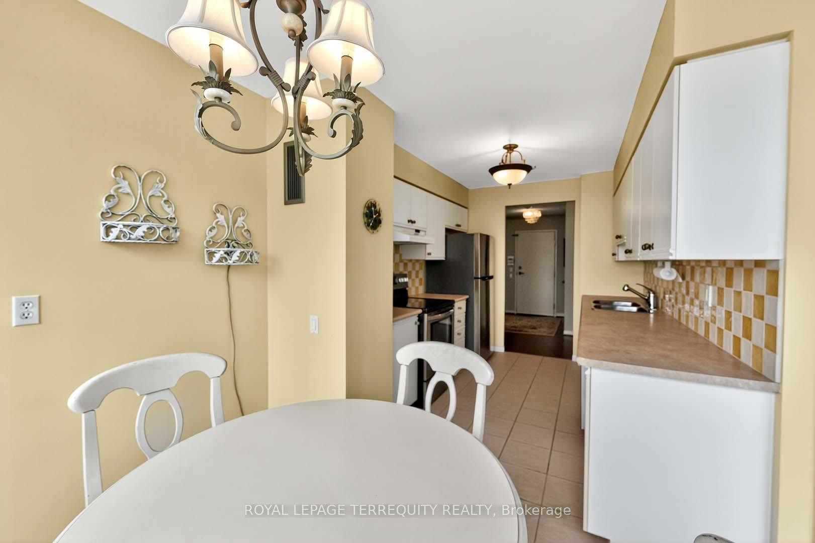 1402-110 Promenade Circle, Vaughan, ON - Indoor Photo Showing Dining Room