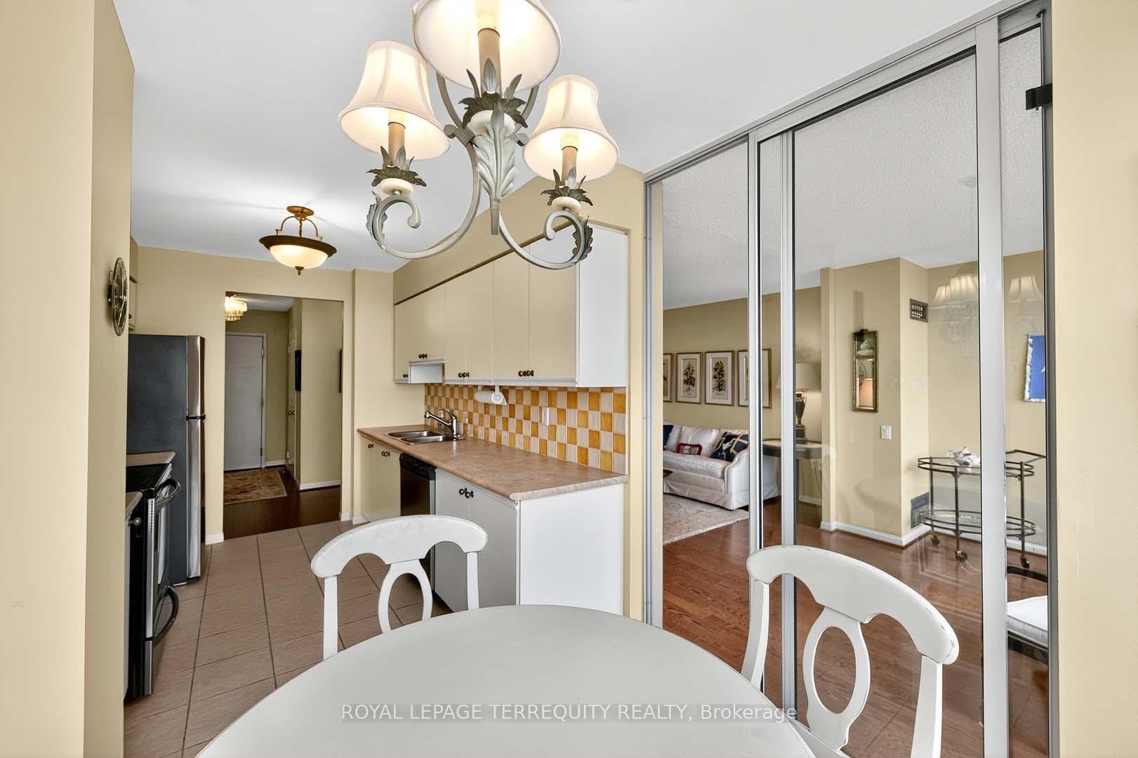 1402-110 Promenade Circle, Vaughan, ON - Indoor Photo Showing Dining Room