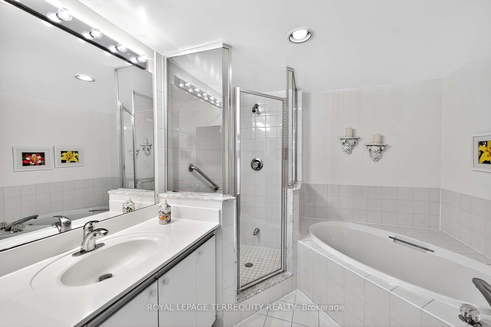 1402-110 Promenade Circle, Vaughan, ON - Indoor Photo Showing Bathroom