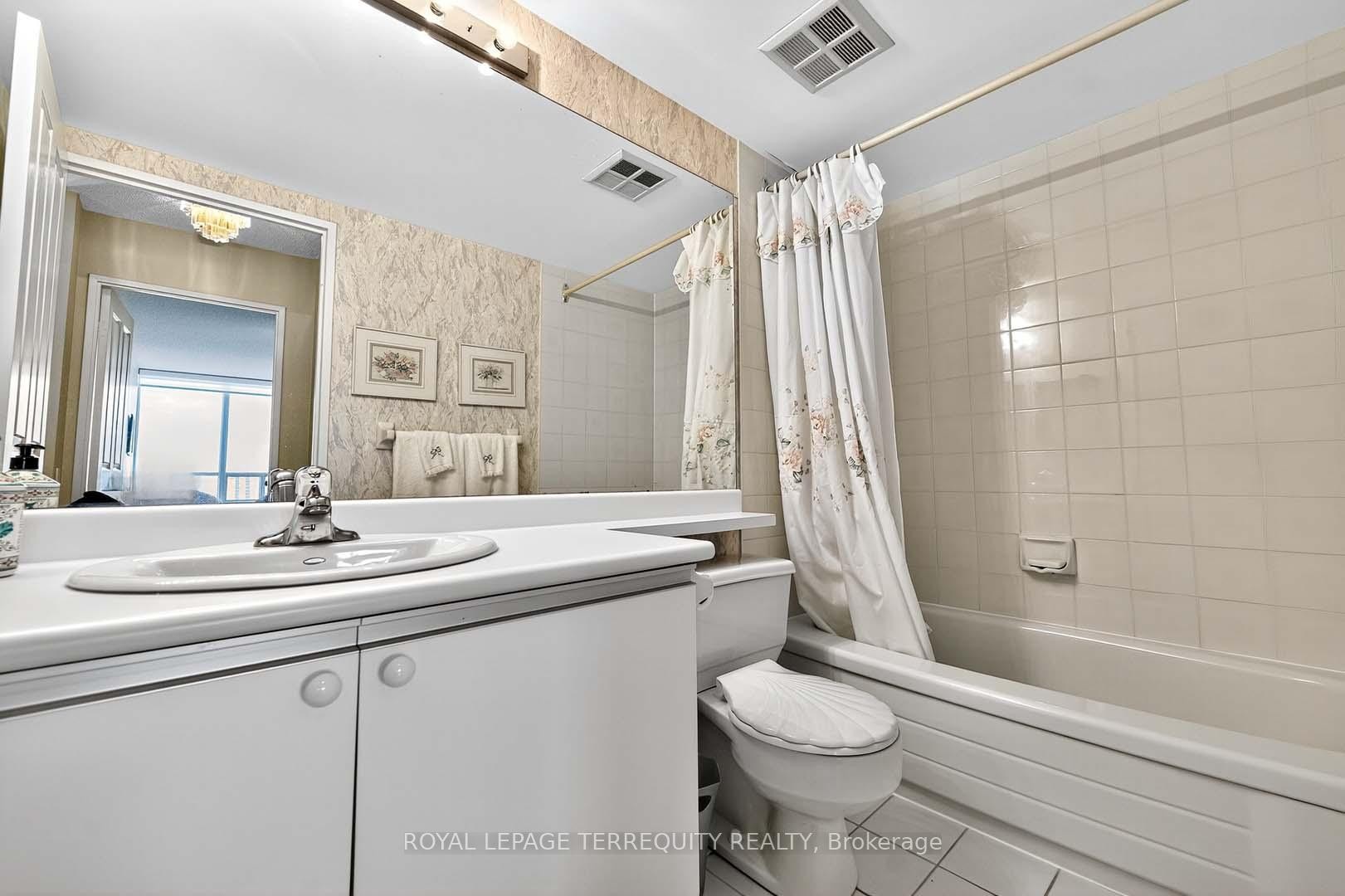 1402-110 Promenade Circle, Vaughan, ON - Indoor Photo Showing Bathroom