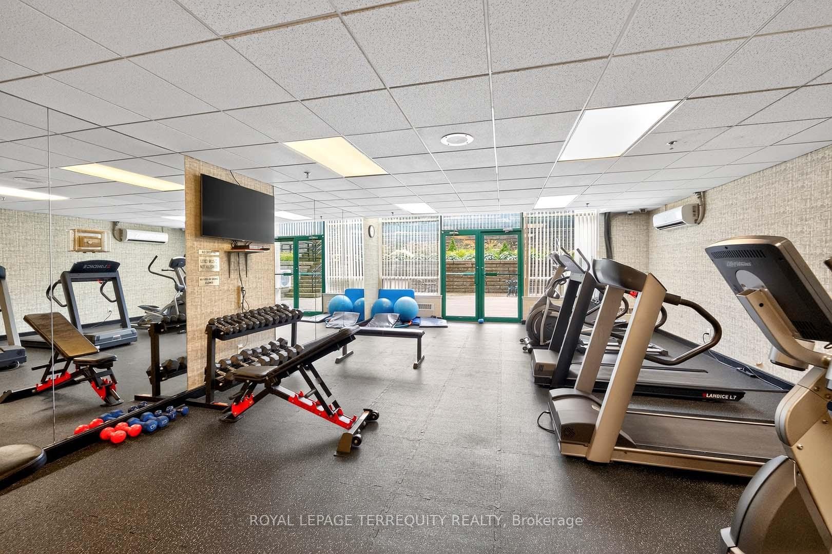 1402-110 Promenade Circle, Vaughan, ON - Indoor Photo Showing Gym Room