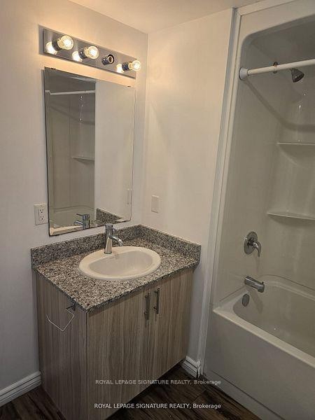 G611-275 Larch Street, Waterloo, ON - Indoor Photo Showing Bathroom