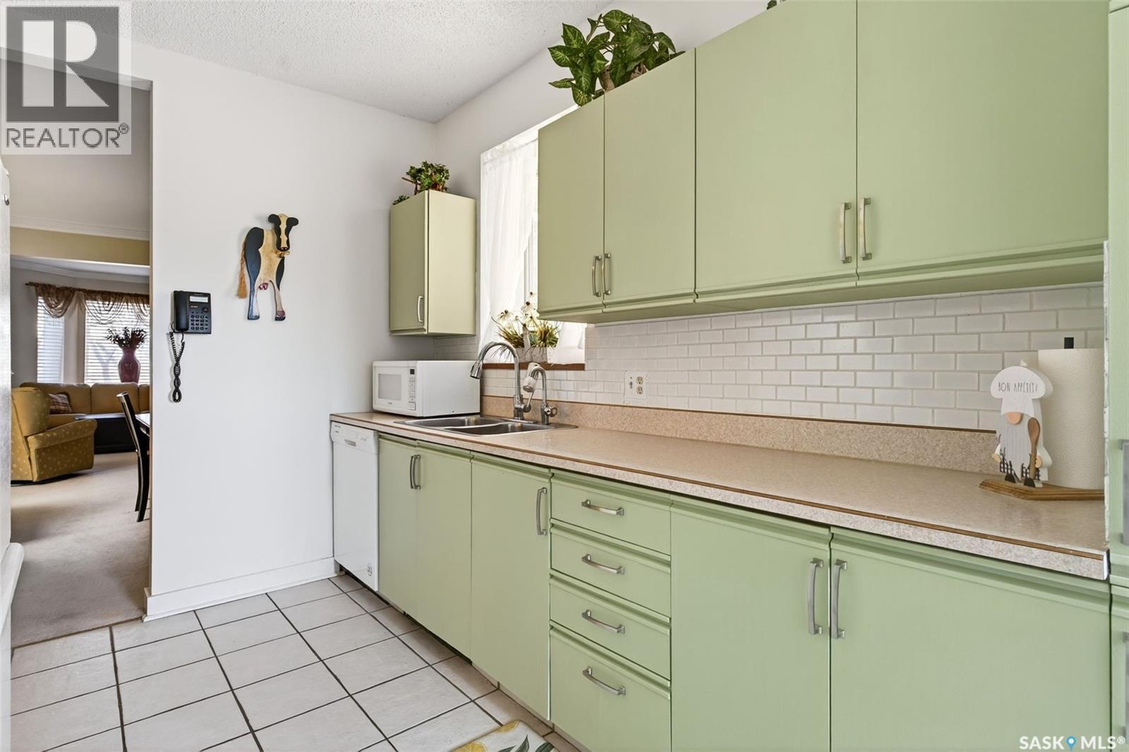 304 2925 14Th Avenue, Regina, SK - Indoor Photo Showing Kitchen With Double Sink