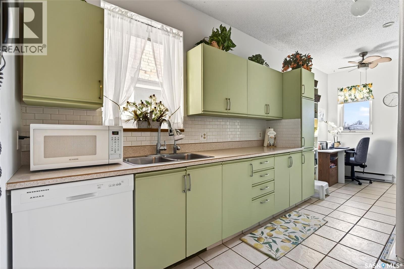 304 2925 14Th Avenue, Regina, SK - Indoor Photo Showing Kitchen With Double Sink
