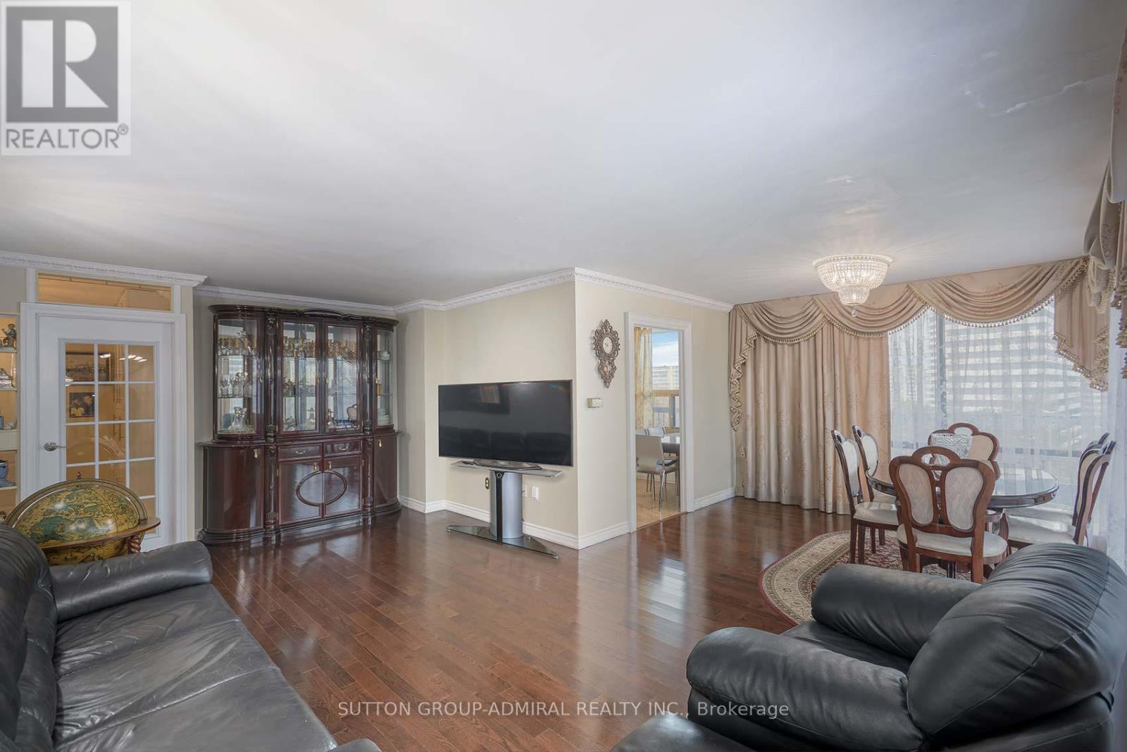 601 - 135 Antibes Drive, Toronto, ON - Indoor Photo Showing Living Room