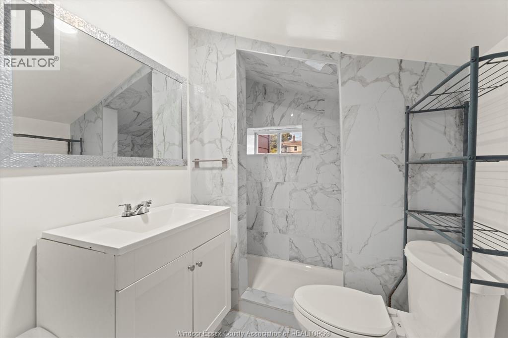 470 Lincoln, Windsor, ON - Indoor Photo Showing Bathroom