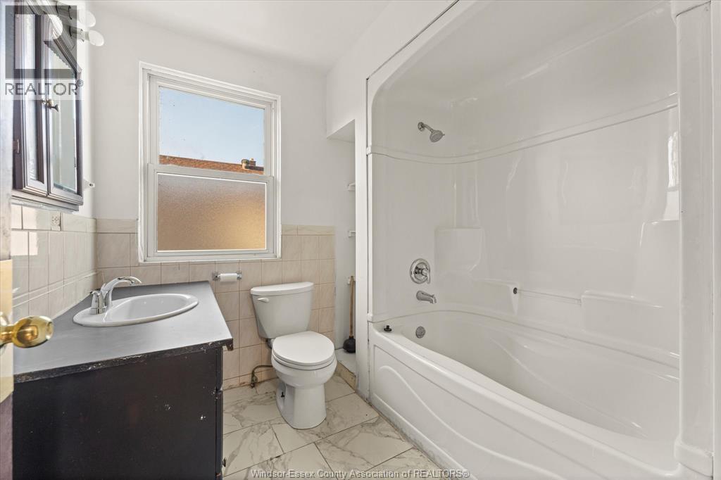 470 Lincoln, Windsor, ON - Indoor Photo Showing Bathroom