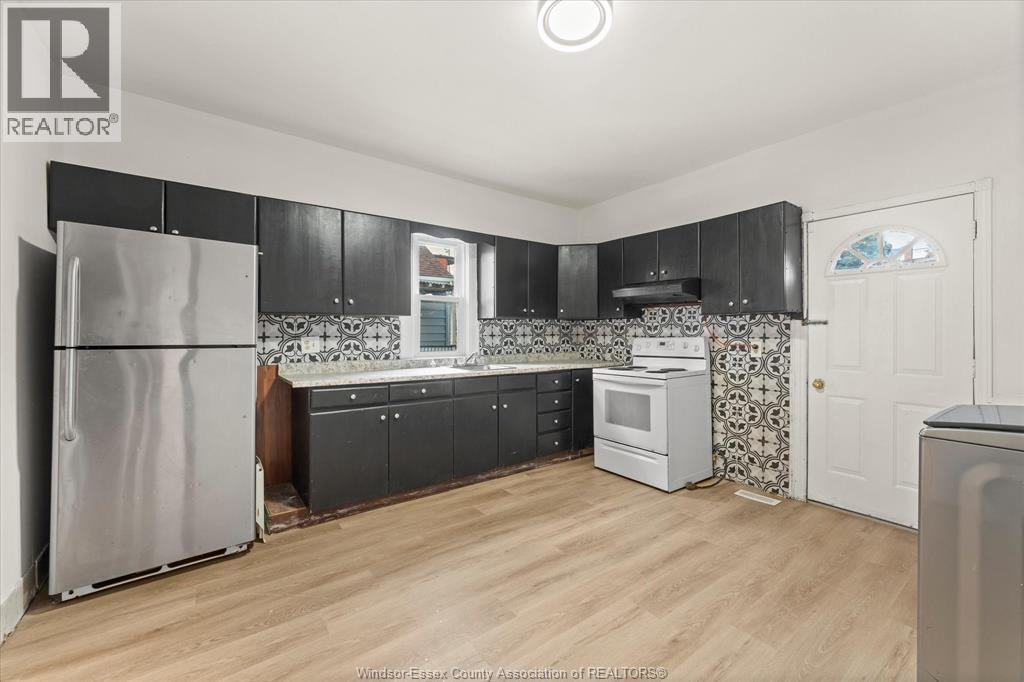 470 Lincoln, Windsor, ON - Indoor Photo Showing Kitchen