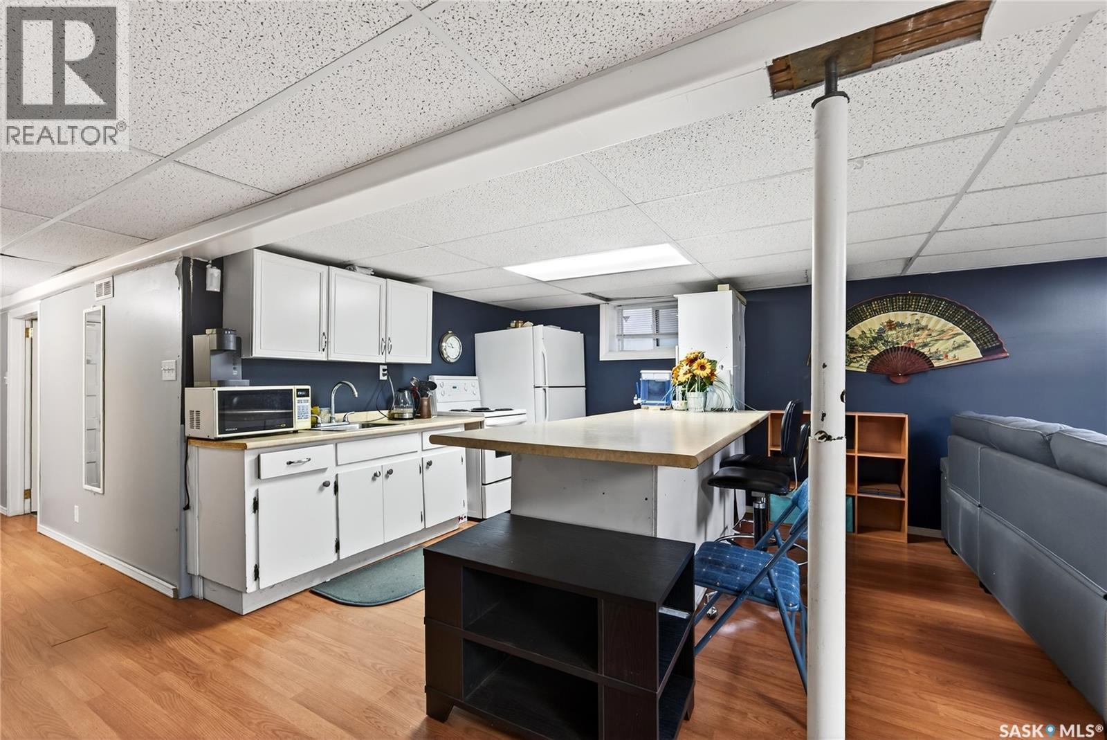 1334 Victoria Avenue, Regina, SK - Indoor Photo Showing Kitchen