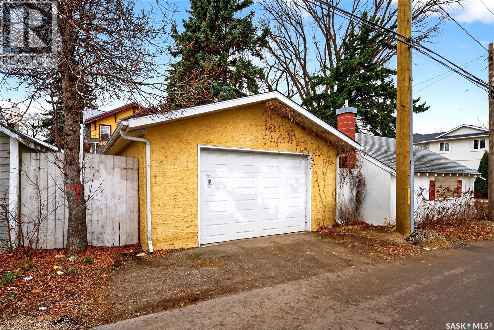 1334 Victoria Avenue, Regina, SK - Outdoor