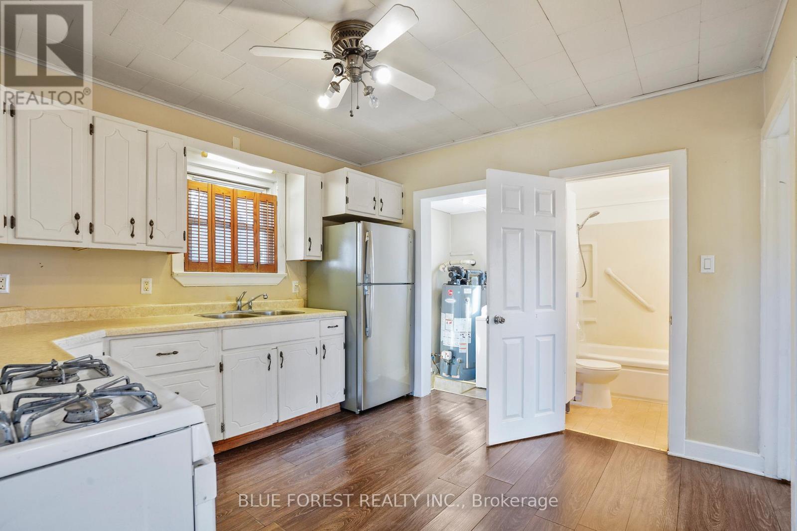 22557 Queens Line, West Elgin (Rodney), ON - Indoor Photo Showing Kitchen With Double Sink