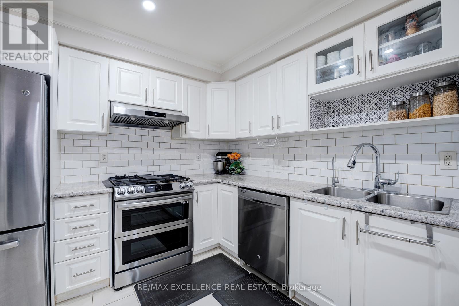82 Carrie Crescent, Brampton, ON - Indoor Photo Showing Kitchen With Double Sink With Upgraded Kitchen