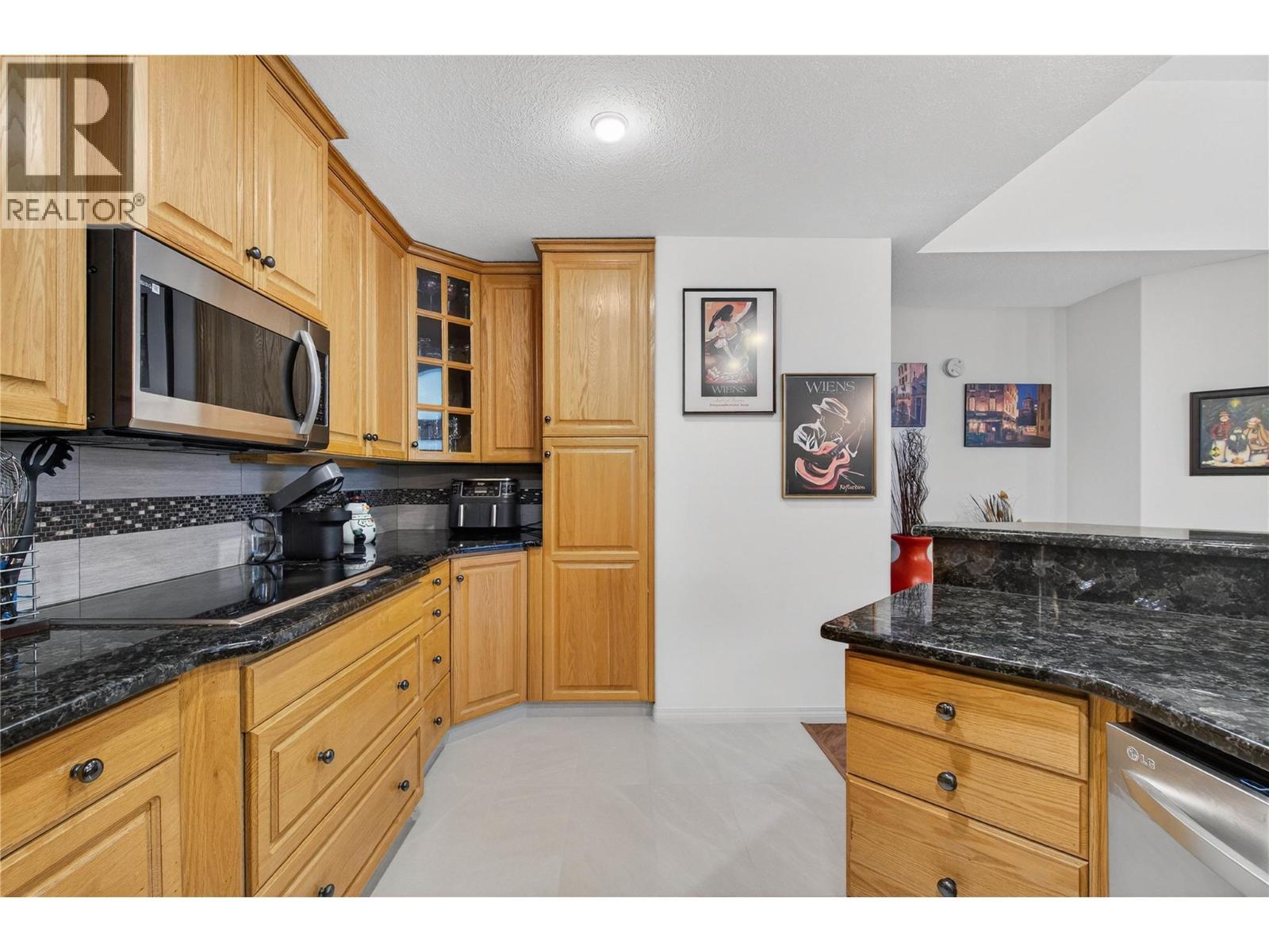 1002 Riverside Avenue Unit# 305, Sicamous, BC - Indoor Photo Showing Kitchen