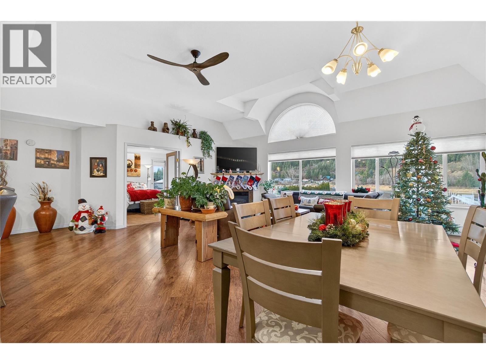 1002 Riverside Avenue Unit# 305, Sicamous, BC - Indoor Photo Showing Dining Room