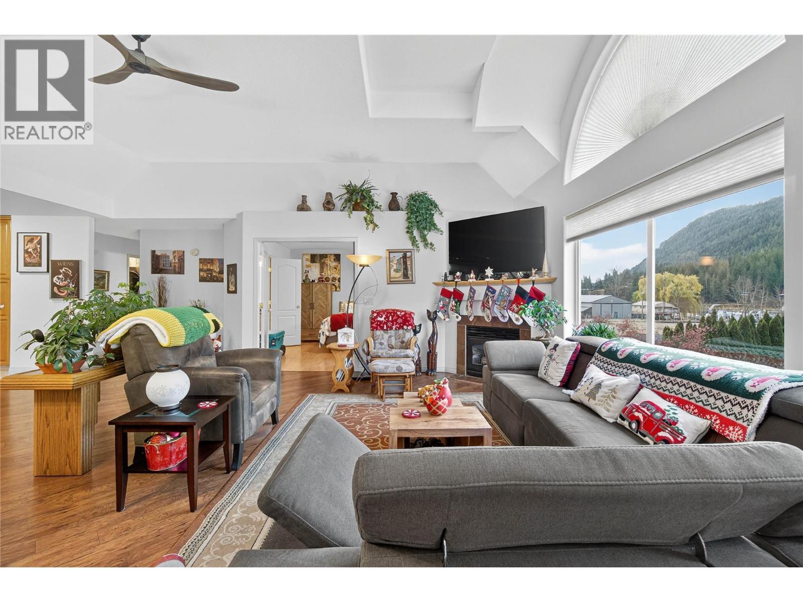 1002 Riverside Avenue Unit# 305, Sicamous, BC - Indoor Photo Showing Living Room With Fireplace