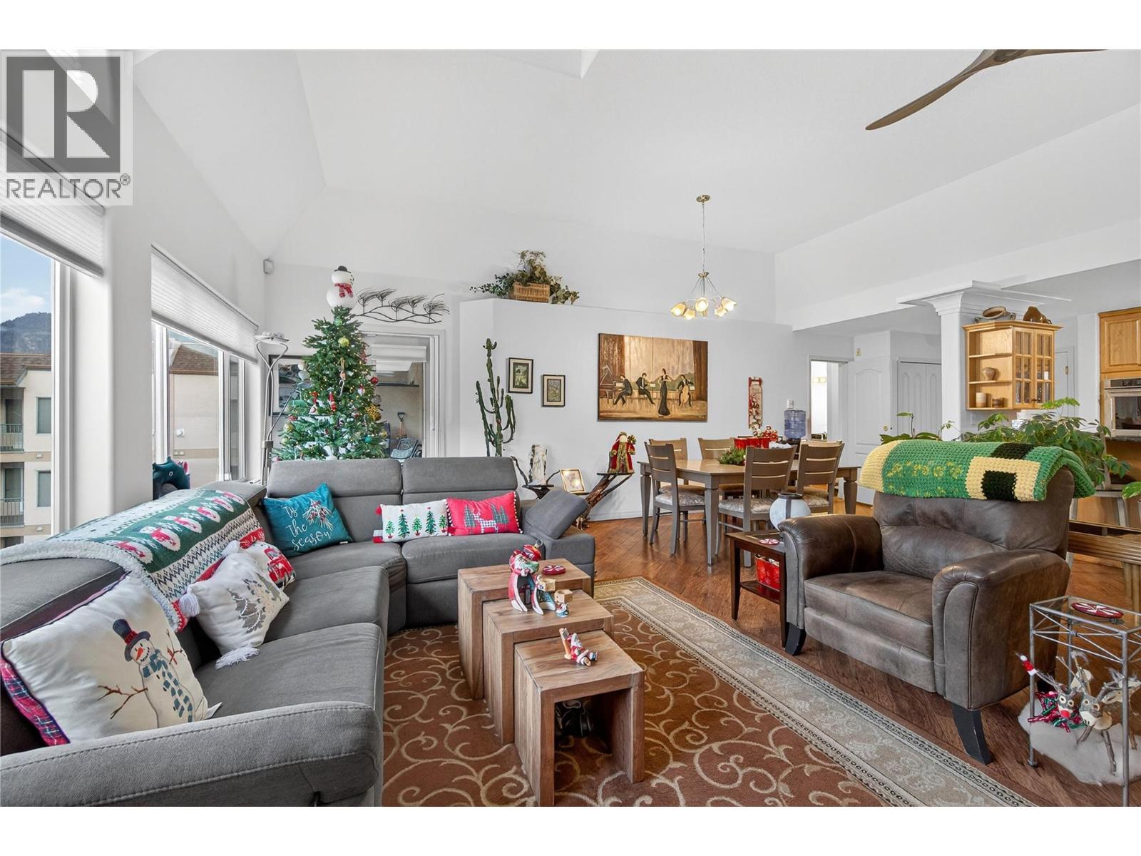1002 Riverside Avenue Unit# 305, Sicamous, BC - Indoor Photo Showing Living Room